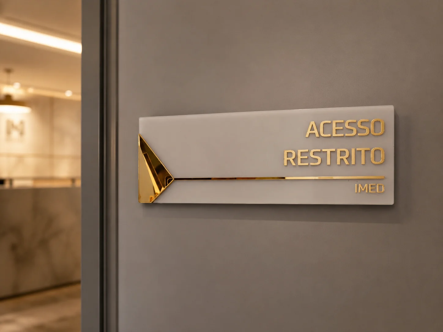 Placa em porta de clínica/consultório