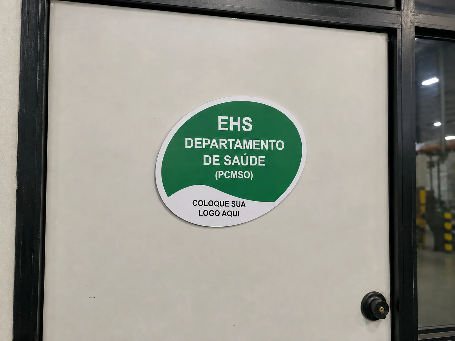 Placa em ambiente industrial e obra